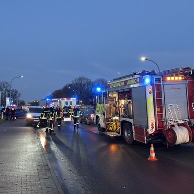 FW-AUR: Nach Kollision unter Fahrzeug eingeklemmt