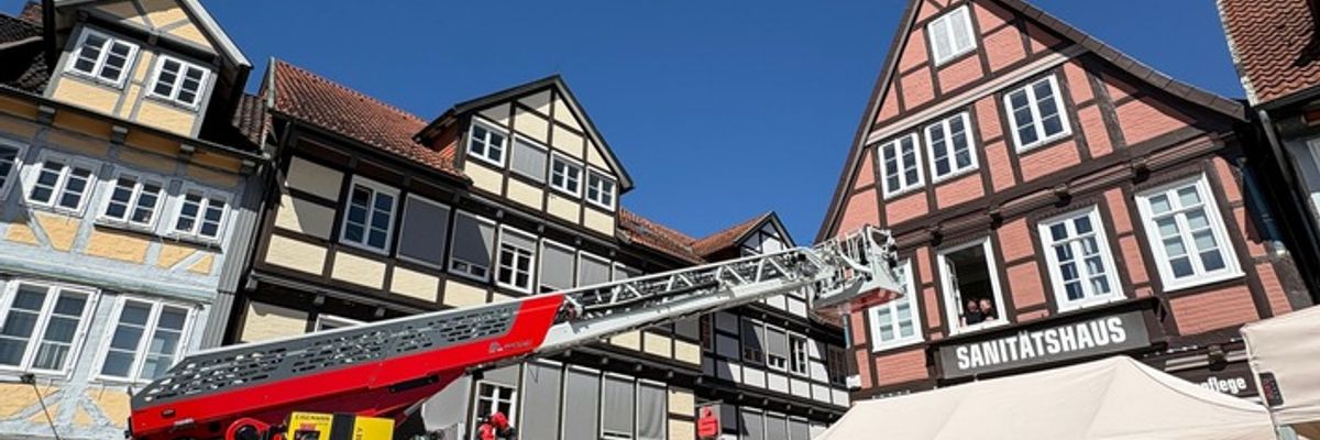 FW Celle: Mit der Drehleiter über den Celler Weinmarkt