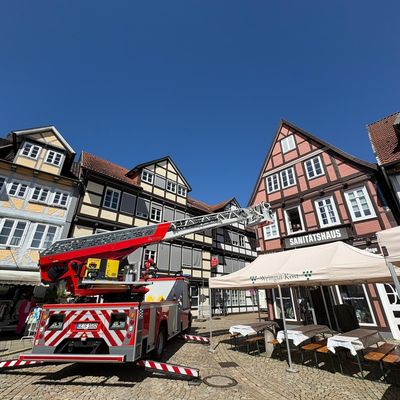 FW Celle: Mit der Drehleiter über den Celler Weinmarkt