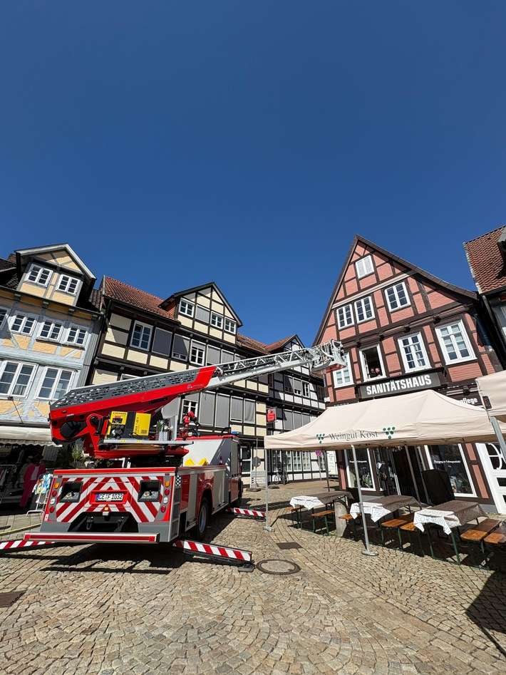 FW Celle: Mit der Drehleiter über den Celler Weinmarkt