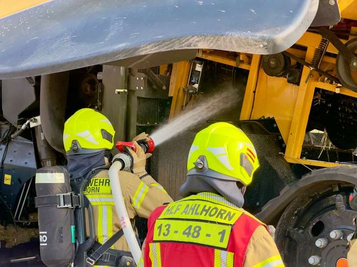 FW-OLL: Mähdrescherbrand bei Erntearbeiten - Umsichtiges Handeln verhindert Flächenbrand