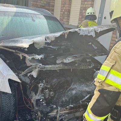 Feuerwehr Goch: PKW in Flammen, Verkehrsunfall, Kellerbrand und Kampfmittelfund