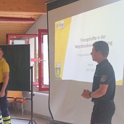 FW-RNK: Führungskräfte trainieren Vegetationsbrandbekämpfung in Malsch