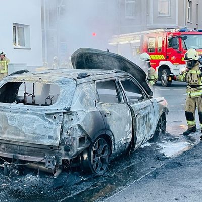 FW Lehrte: PKW gerät während der Fahrt in Brand