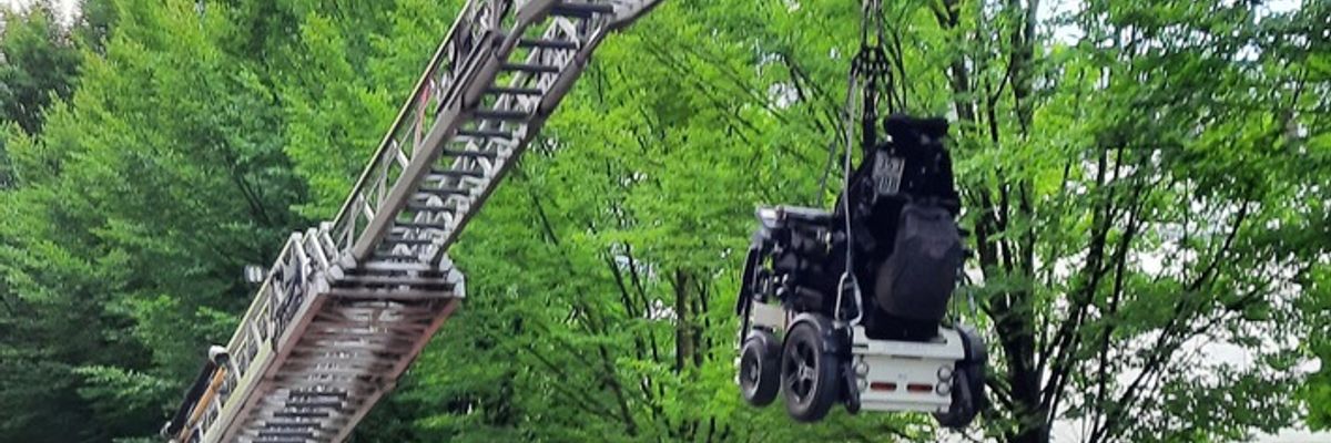 FW-M: Aufzug defekt - Feuerwehr hilft Frau mit Rollstuhl (Freimann)