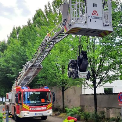 FW-M: Aufzug defekt - Feuerwehr hilft Frau mit Rollstuhl (Freimann)