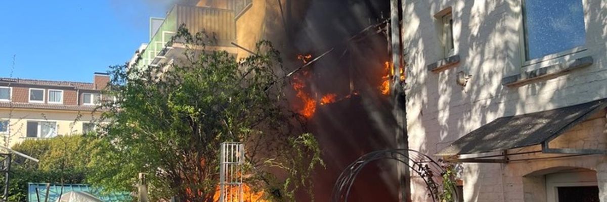 FW-E: Großes Brandereignis lässt ein Mehrfamilienhaus unbewohnbar werden - aufwendiger Einsatz für die Feuerwehr
