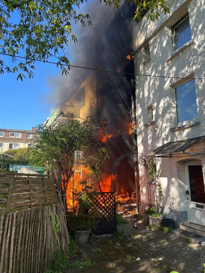 FW-E: Großes Brandereignis lässt ein Mehrfamilienhaus unbewohnbar werden - aufwendiger Einsatz für die Feuerwehr