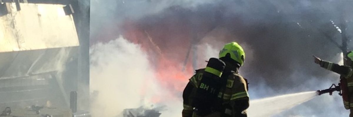 FW Paderborn: Brand eines Unterstands auf einem landwirtschaftlichen Anwesen