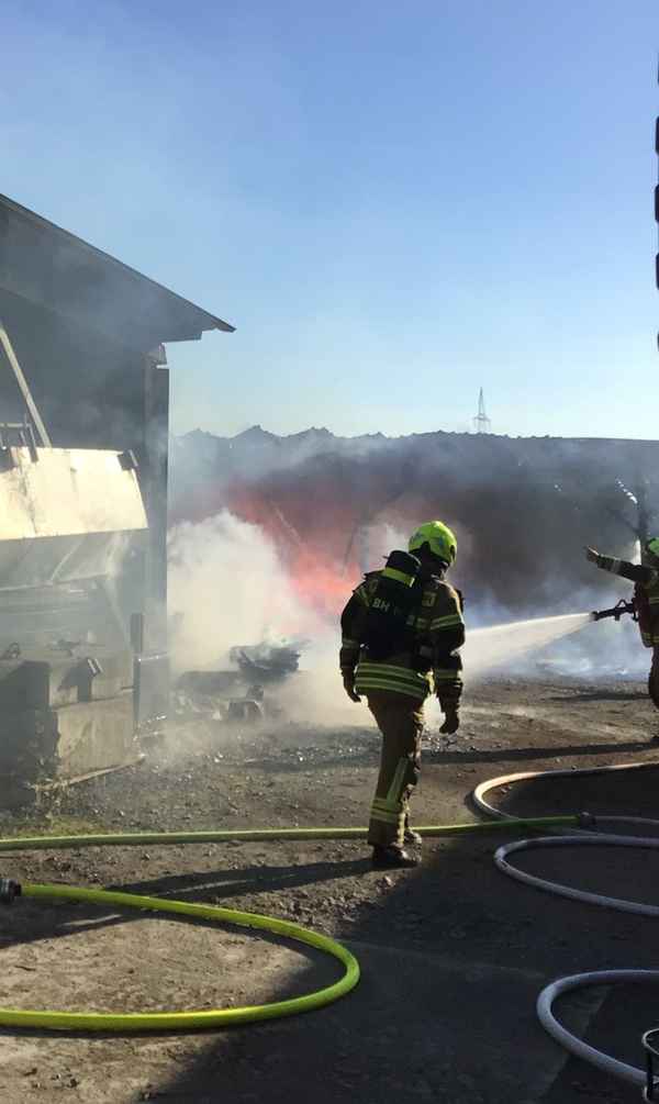 FW Paderborn: Brand eines Unterstands auf einem landwirtschaftlichen Anwesen