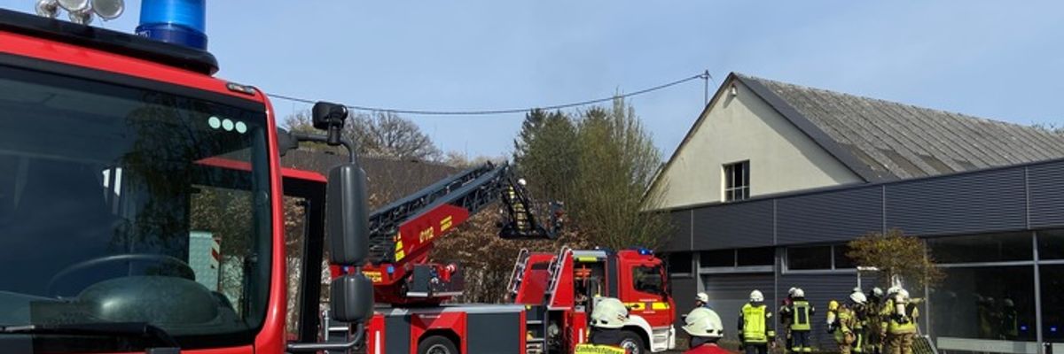 FW VG Asbach: Brand in einer Gewerbehalle in Asbach kann schnell gelöscht werden