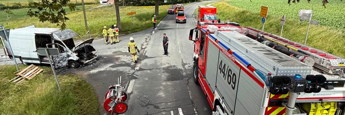 Feuerwehr Kalkar: Transporterbrand auf der Uedemer Straße in Kehrum
