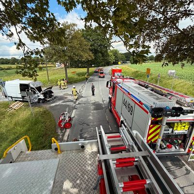 Feuerwehr Kalkar: Transporterbrand auf der Uedemer Straße in Kehrum