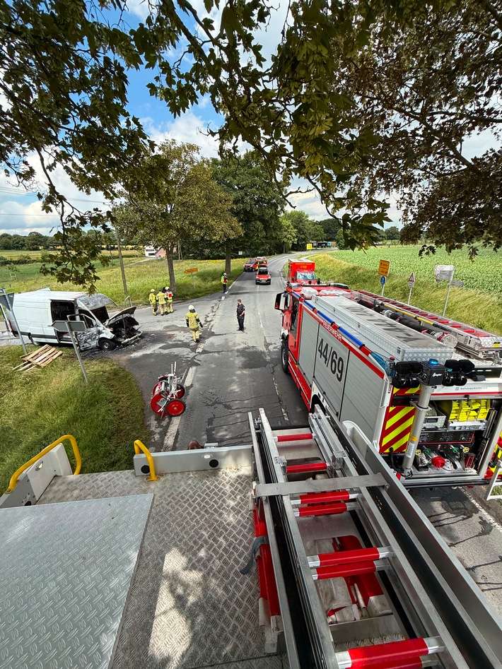 Feuerwehr Kalkar: Transporterbrand auf der Uedemer Straße in Kehrum