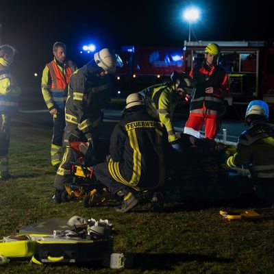 FW-AR: Verunglücktes Kleinflugzeug auf dem Rollfeld des Flugplatzes Arnsberg-Menden