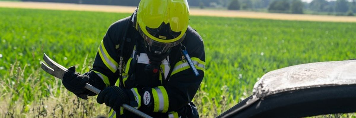 FW Flotwedel: Brennender PKW bei Offensen sorgt für Feuerwehreinsatz