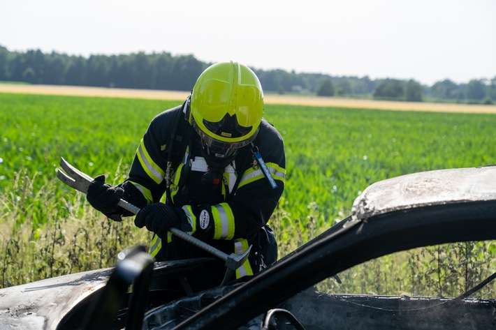 FW Flotwedel: Brennender PKW bei Offensen sorgt für Feuerwehreinsatz