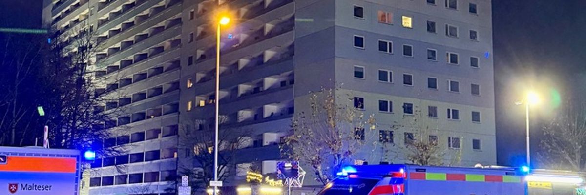 Feuerwehr MTK: Brand im 15. Obergeschoss eines Wohnhochhauses - Großeinsatz in Okriftel