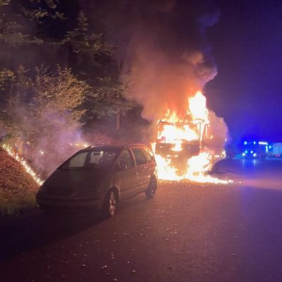 FW Stuttgart: Nächtlicher Fahrzeugbrand auf Bundesautobahn