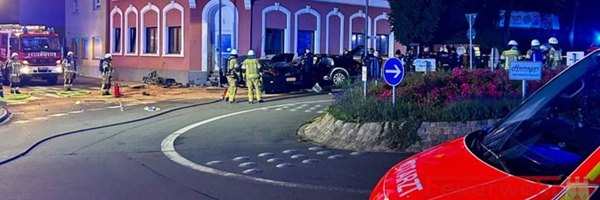 FW-RE: Verkehrsunfall - eine Person tödlich verunglückt, sechs Schwerverletzte