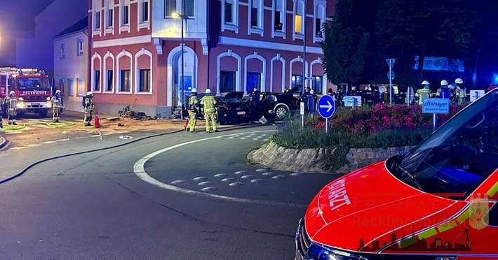 FW-RE: Verkehrsunfall - eine Person tödlich verunglückt, sechs Schwerverletzte