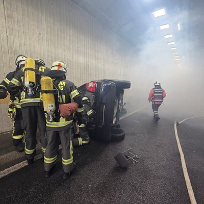 FW-AR: Schwerer Verkehrsunfall auf der BAB 46 im Tunnel Uentrop mit 3 verletzten Personen Großangelegte Rettungsübung im Tunnel der A46 bei Arnsberg