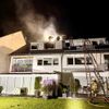 FW-GL: Zimmerbrand greift auf Dachstuhl eines Mehrfamilienhauses über