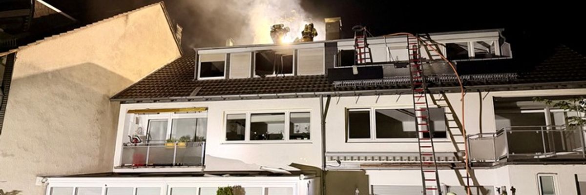 FW-GL: Zimmerbrand greift auf Dachstuhl eines Mehrfamilienhauses über