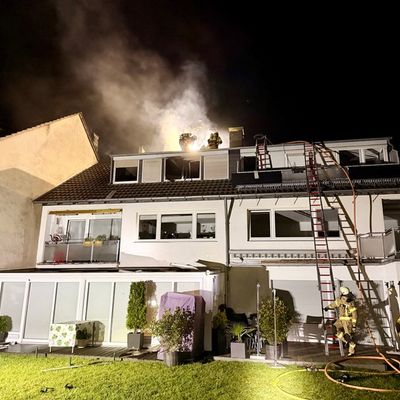 FW-GL: Zimmerbrand greift auf Dachstuhl eines Mehrfamilienhauses über