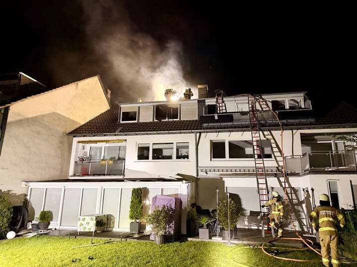FW-GL: Zimmerbrand greift auf Dachstuhl eines Mehrfamilienhauses über