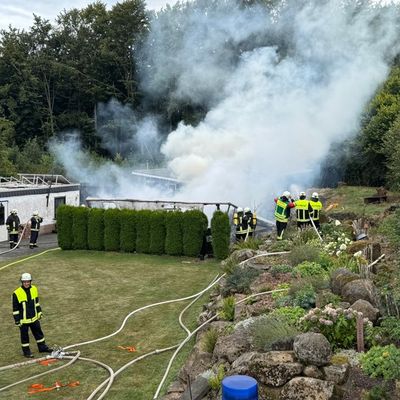 FW VG Westerburg: Hobbywerkstatt wird Raub der Flammen - Feuerwehr verhindert Übergreifen auf Wohnhaus
