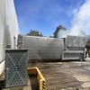 FW-NE: Feuer an einer Gewerbehalle | Brennender Presscontainer abgelöscht