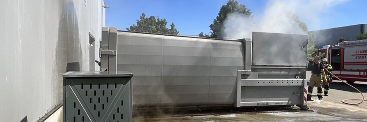 FW-NE: Feuer an einer Gewerbehalle | Brennender Presscontainer abgelöscht