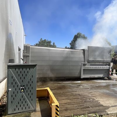 FW-NE: Feuer an einer Gewerbehalle | Brennender Presscontainer abgelöscht