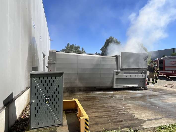 FW-NE: Feuer an einer Gewerbehalle | Brennender Presscontainer abgelöscht