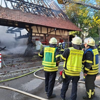KFV-CW: Jugendliche setzen in Calw-Stammheim Gebäude in Brand / Eingelagertes Heu erschwert Löscharbeiten in Nachbarschaft von Schule und Kindergarten