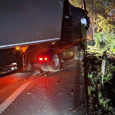Feuerwehr Kalkar: Rübentransporter kommt auf der B67 von der Fahrbahn ab - Fahrer bleibt unverletzt