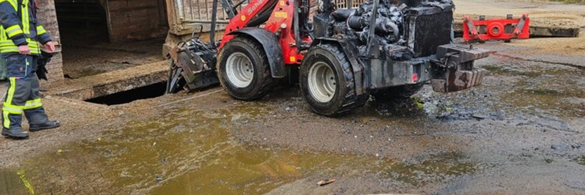 FW-ROW: Hoflader fängt Feuer