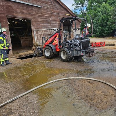 FW-ROW: Hoflader fängt Feuer