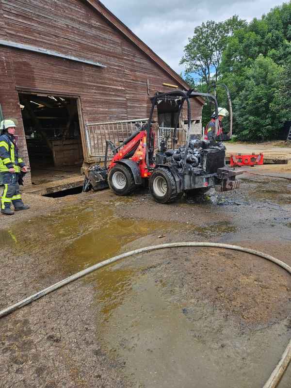 FW-ROW: Hoflader fängt Feuer