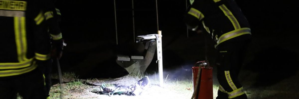 FW Hambühren: Mülleimerbrand auf Spielplatz im Ortsteil Ovelgönne / Unterstützung Rettungsdienst