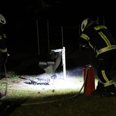 FW Hambühren: Mülleimerbrand auf Spielplatz im Ortsteil Ovelgönne / Unterstützung Rettungsdienst