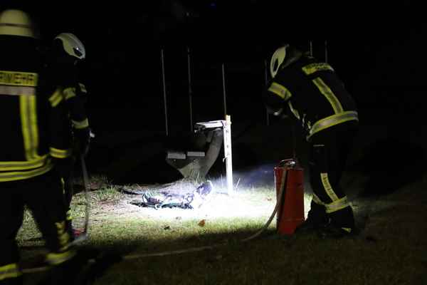 FW Hambühren: Mülleimerbrand auf Spielplatz im Ortsteil Ovelgönne / Unterstützung Rettungsdienst