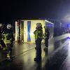 FW-EN: Anhänger kippt um