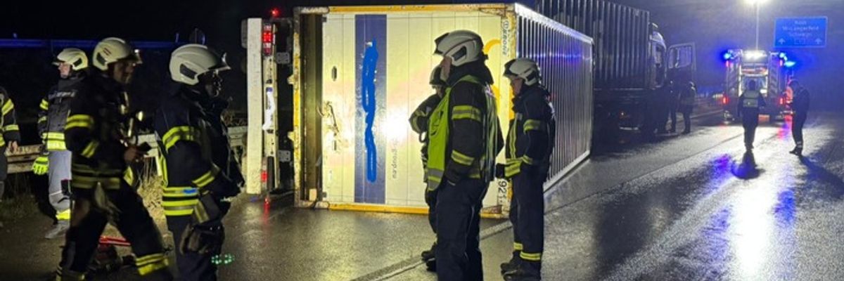 FW-EN: Anhänger kippt um