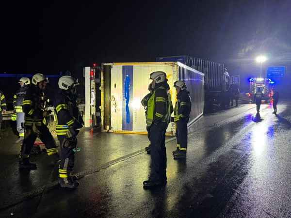 FW-EN: Anhänger kippt um