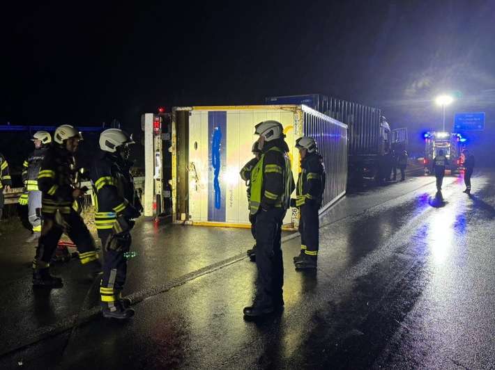 FW-EN: Anhänger kippt um