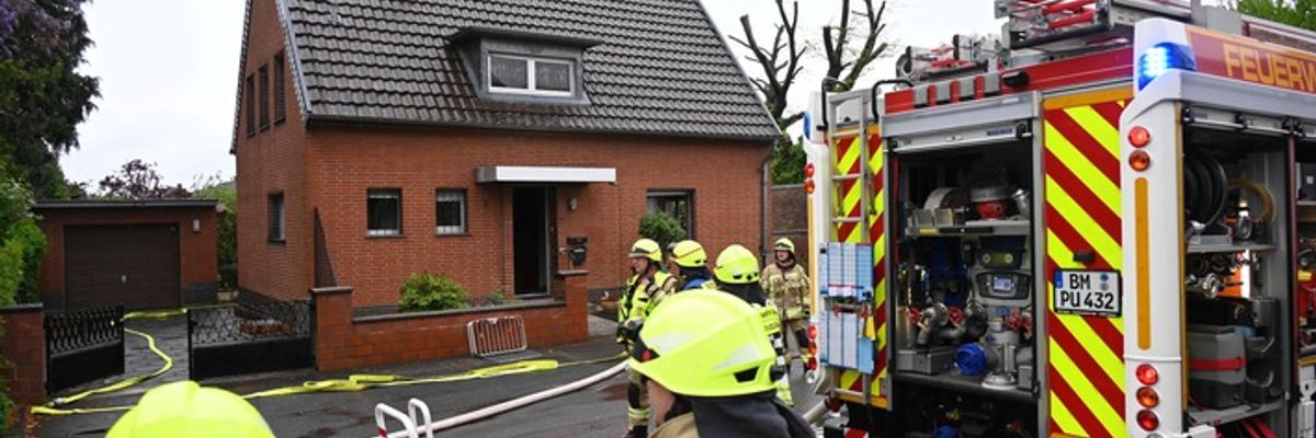 FW Pulheim: Zwei Verletzte nach Verpuffung in Wohnhaus