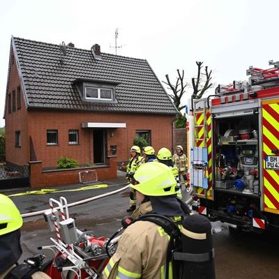 FW Pulheim: Zwei Verletzte nach Verpuffung in Wohnhaus
