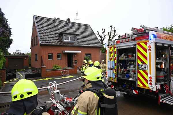 FW Pulheim: Zwei Verletzte nach Verpuffung in Wohnhaus